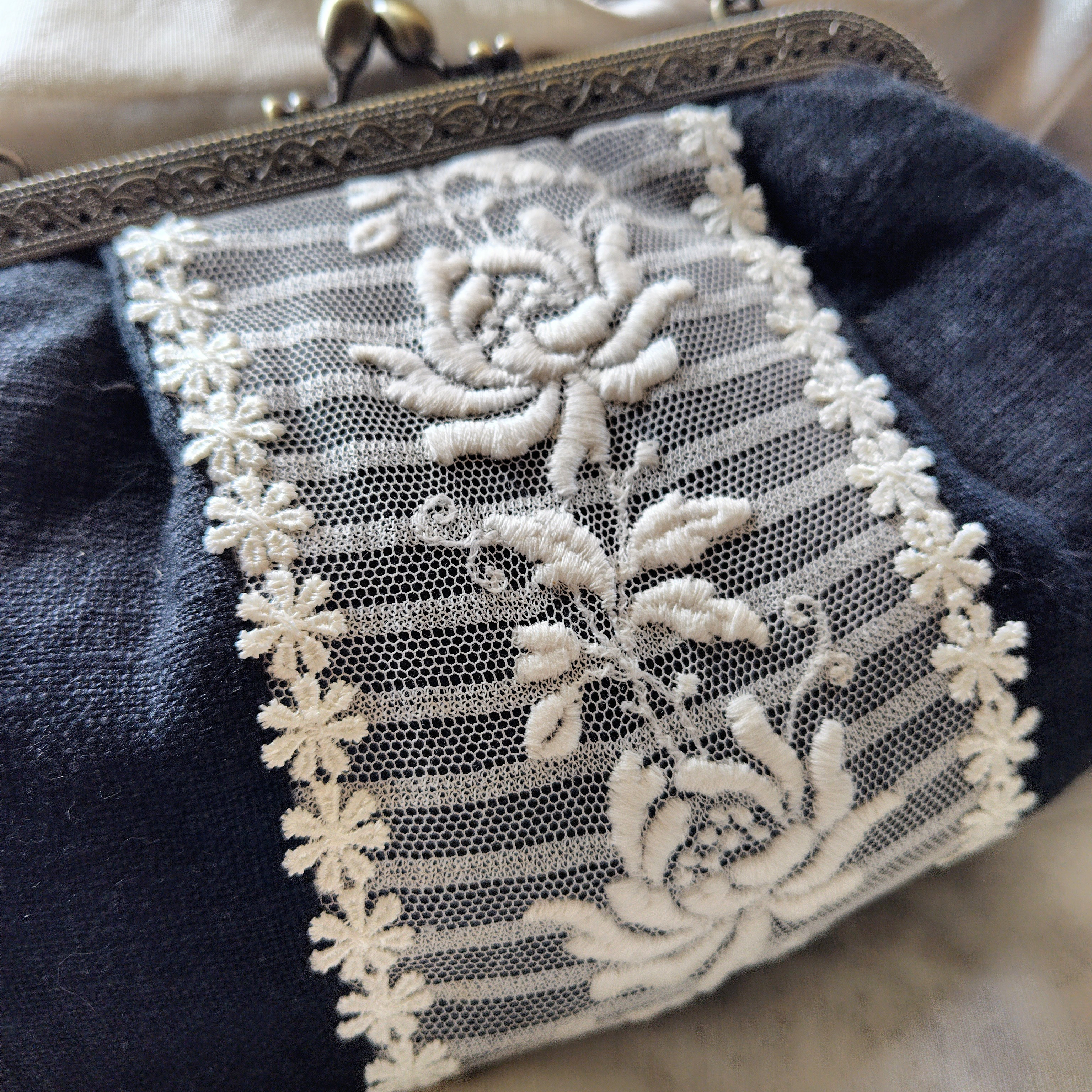 アンティークレース*黒リネン*がま口バッグ