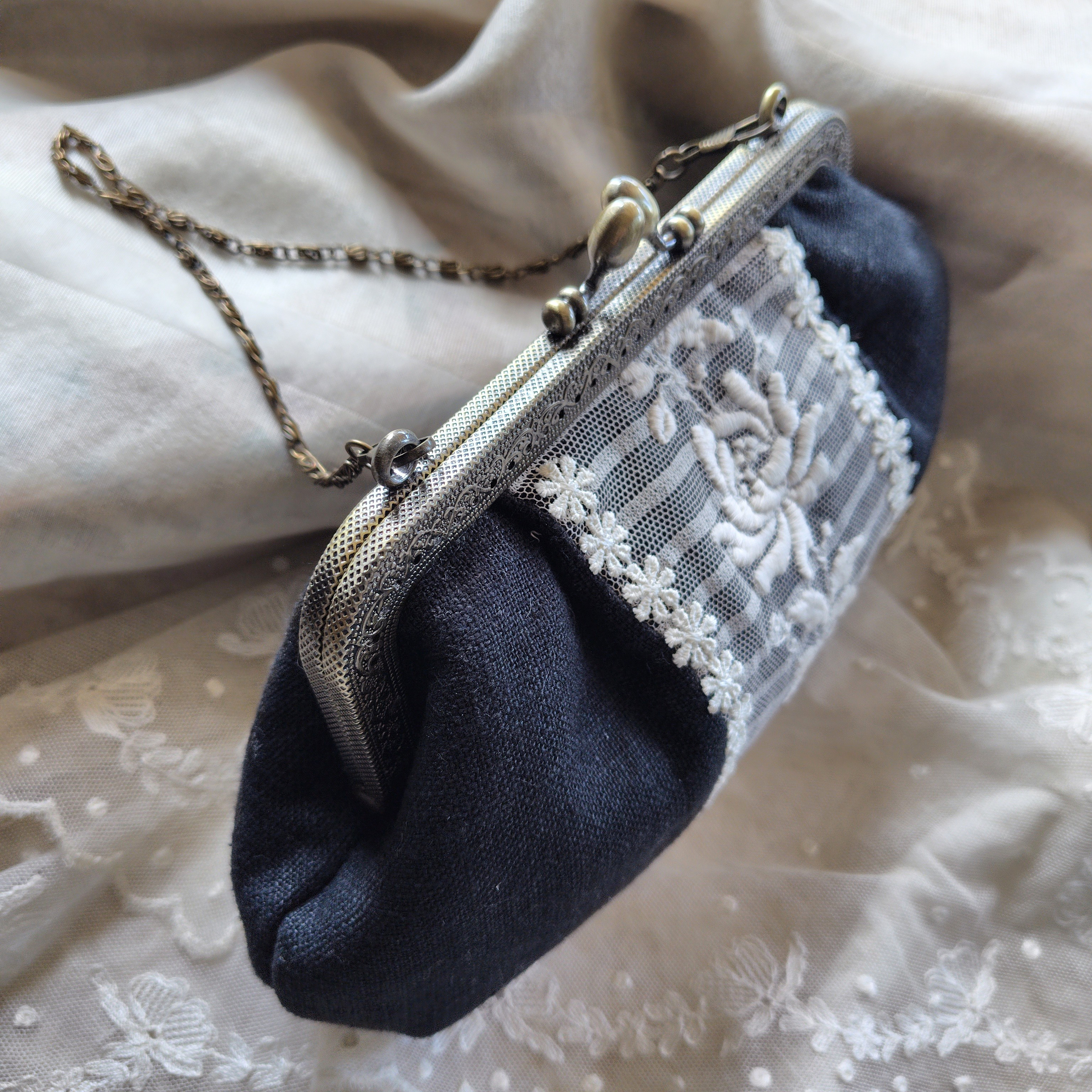 アンティークレース*黒リネン*がま口バッグ