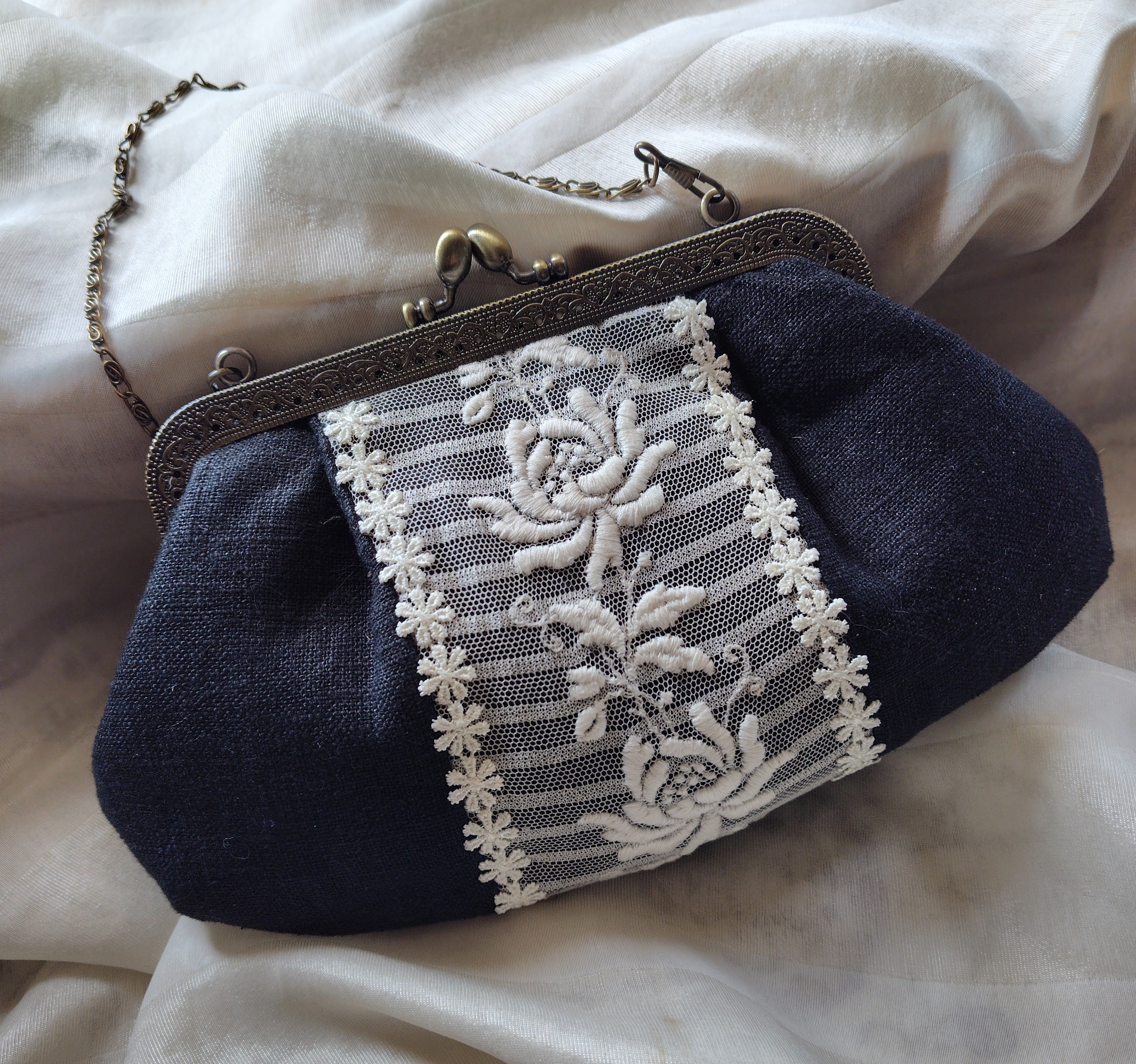 アンティークレース*黒リネン*がま口バッグ