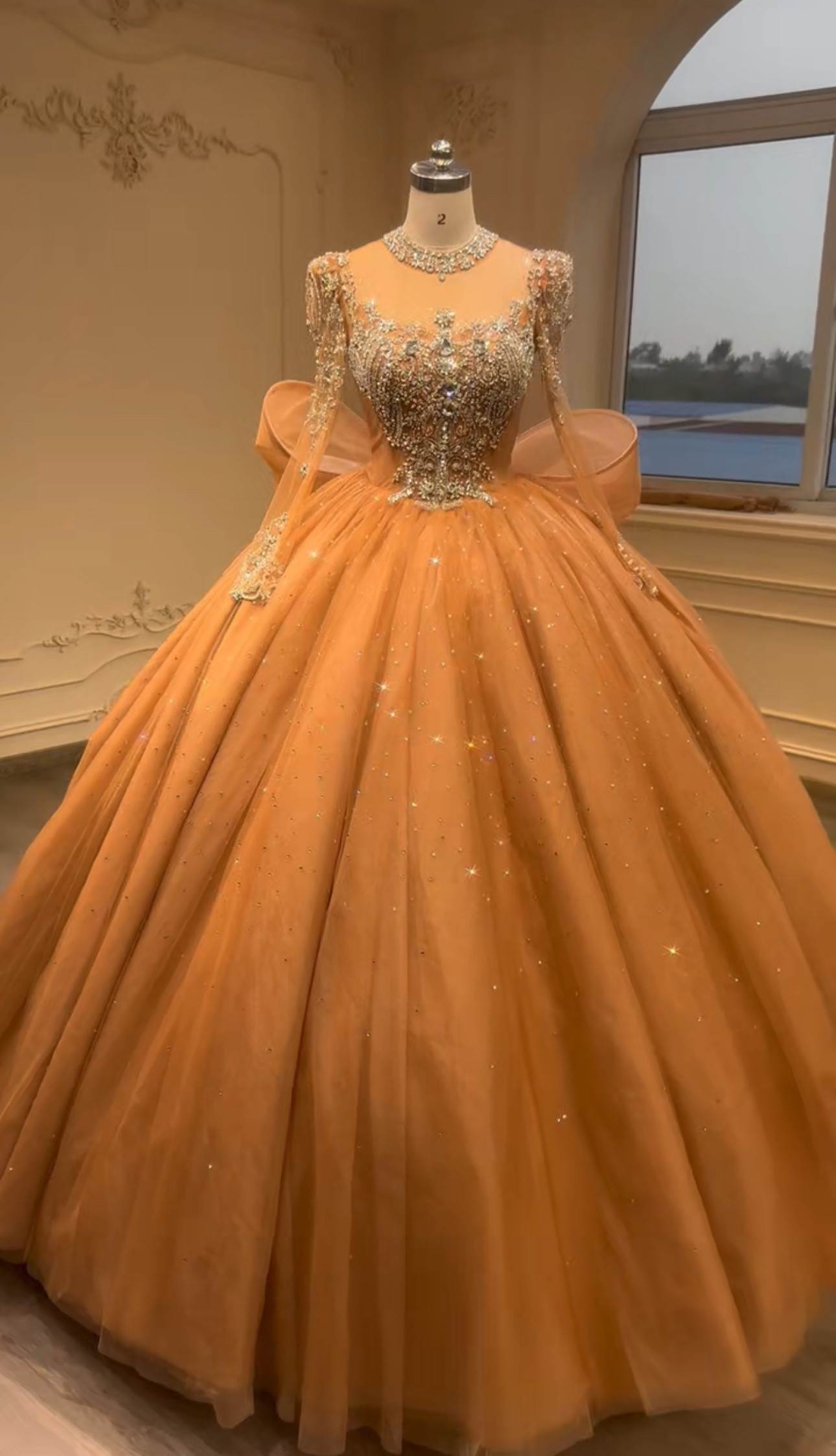 女王派　カラードレス　ストーン付き　キラキラ　オレンジ色　スクエアネック　シースルーお袖　2025春婚　ボリューム結婚式