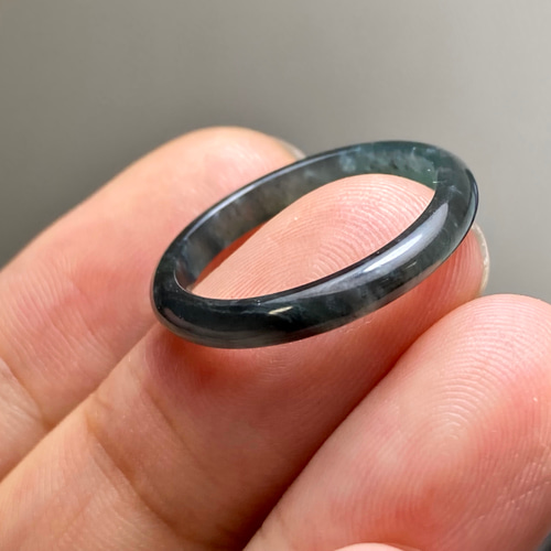 L13-89 氷糯種 黒翡翠 墨緑色 15.5号 グアテマラ産 A貨 本翡翠