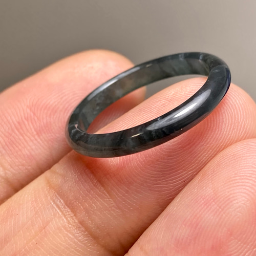 L13-89 氷糯種 黒翡翠 墨緑色 15.5号 グアテマラ産 A貨 本翡翠