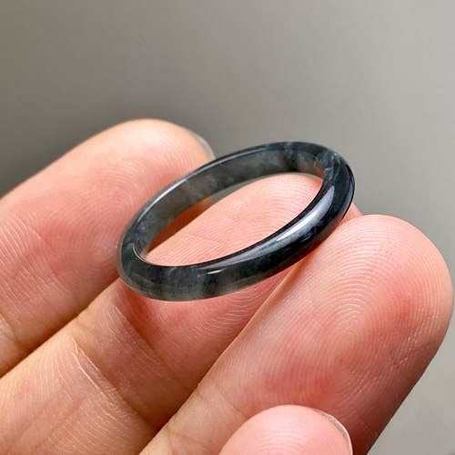 L13-89 氷糯種 黒翡翠 墨緑色 15.5号 グアテマラ産 A貨 本翡翠