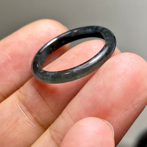 L13-89 氷糯種 黒翡翠 墨緑色 15.5号 グアテマラ産 A貨 本翡翠