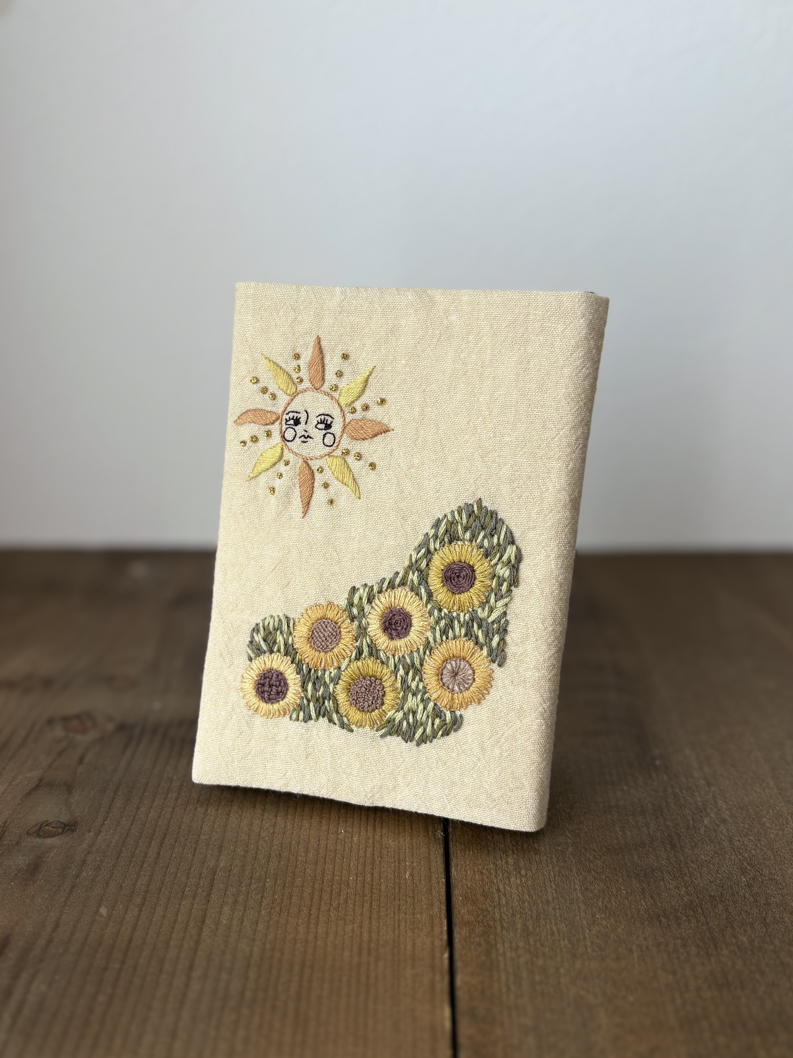 【おひさまと向日葵と草原】手刺繍ブックカバー　文庫本サイズ