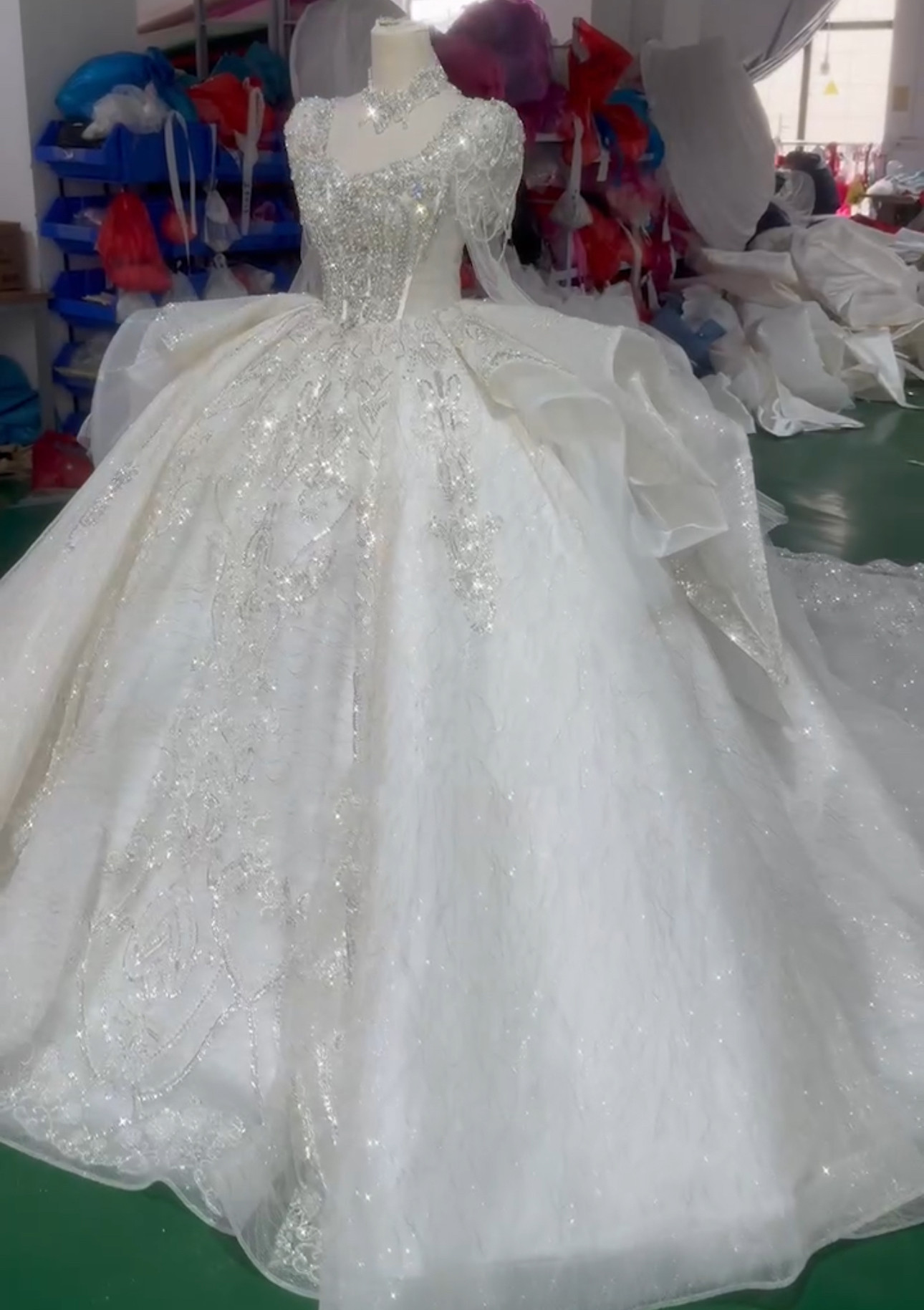 上質なウェディングドレス　スクエアネック　シースルー長袖　プリンセスラインお姫様　キラキラレース　ラッフルスカート白挙式