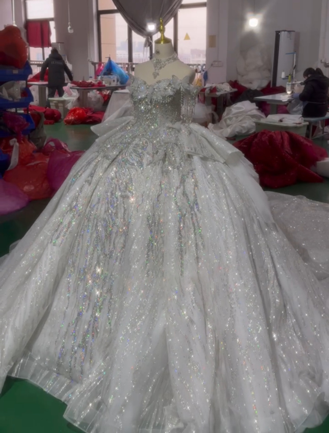 買わないと損　蝶々　ラメ入りお洒落　目立つ　大人気ウェディングドレス　オフショルダーお姫様ロングトレーン　編み上げ結婚式