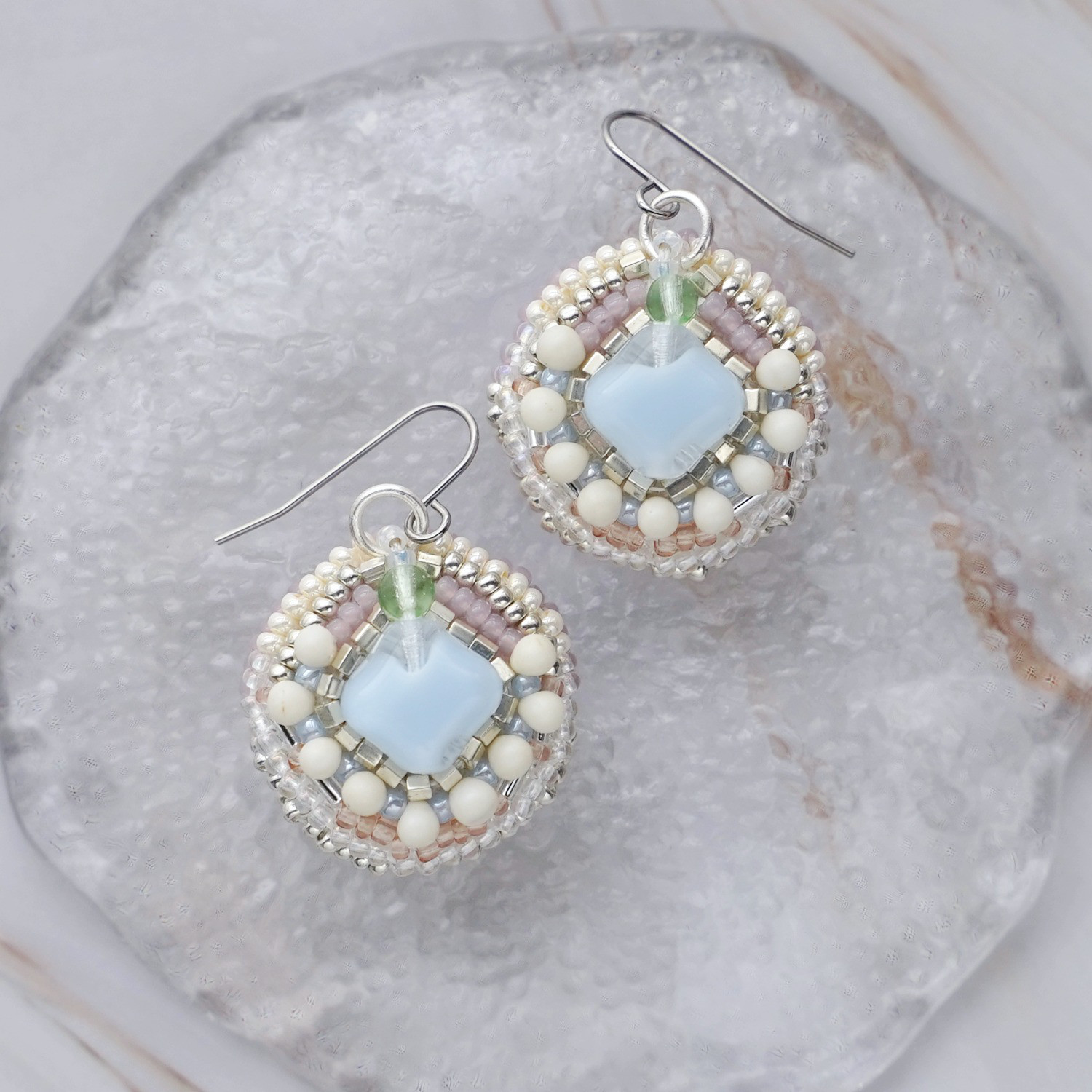 水色・白・ピンクのビーズ刺繍ピアス｜No.1｜軽量・フック式｜金属アレルギー対応｜サージカルステンレス｜一点物