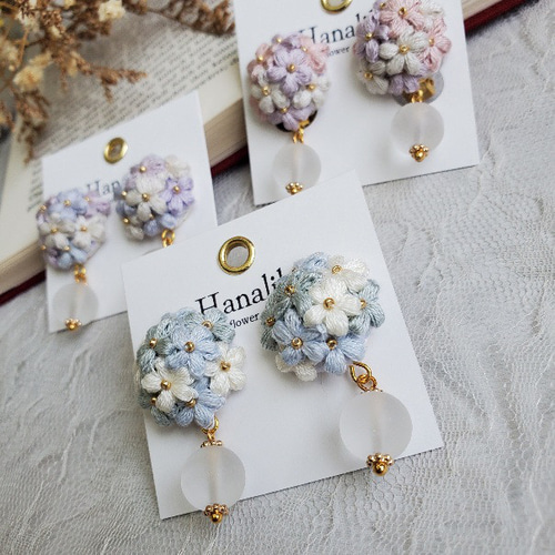 ペールブルー】淡色小花ブーケとクリスタルクォーツの耳飾り | 繊細