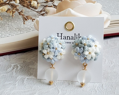 ペールブルー】淡色小花ブーケとクリスタルクォーツの耳飾り | 繊細