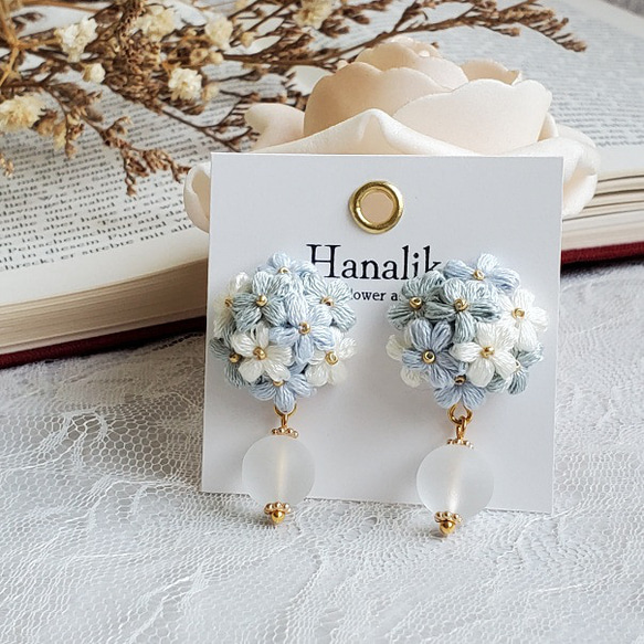ペールブルー】淡色小花ブーケとクリスタルクォーツの耳飾り | 繊細