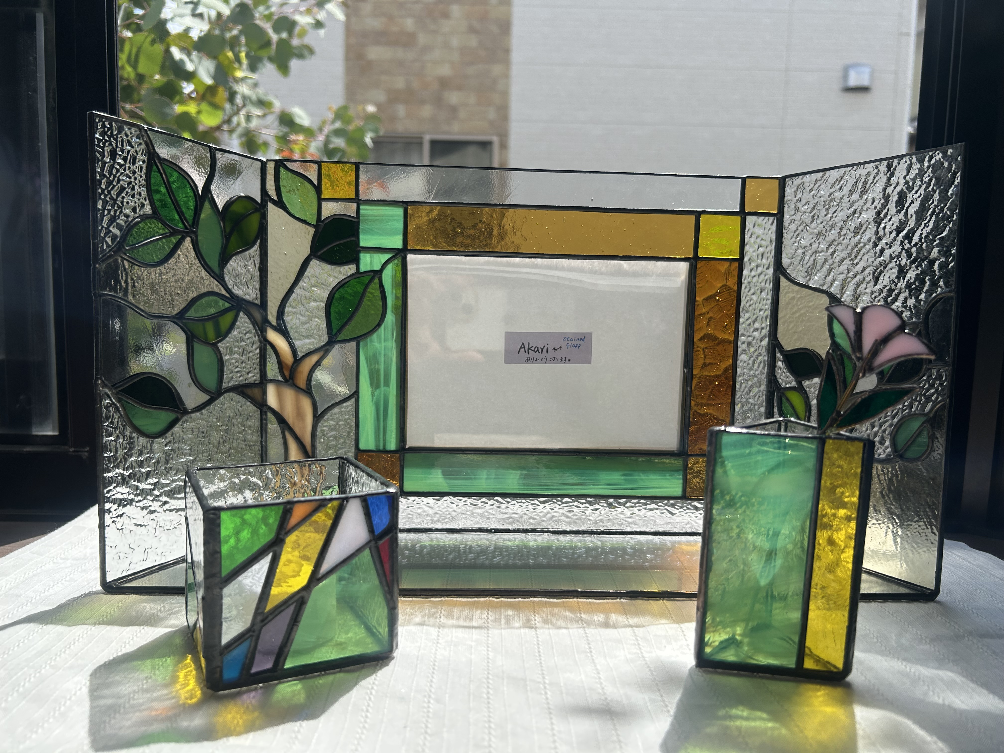 ペットの仏壇と小物　樹木デザイン仏壇とキャンドルホルダーとフラワーベースとガラスのお花