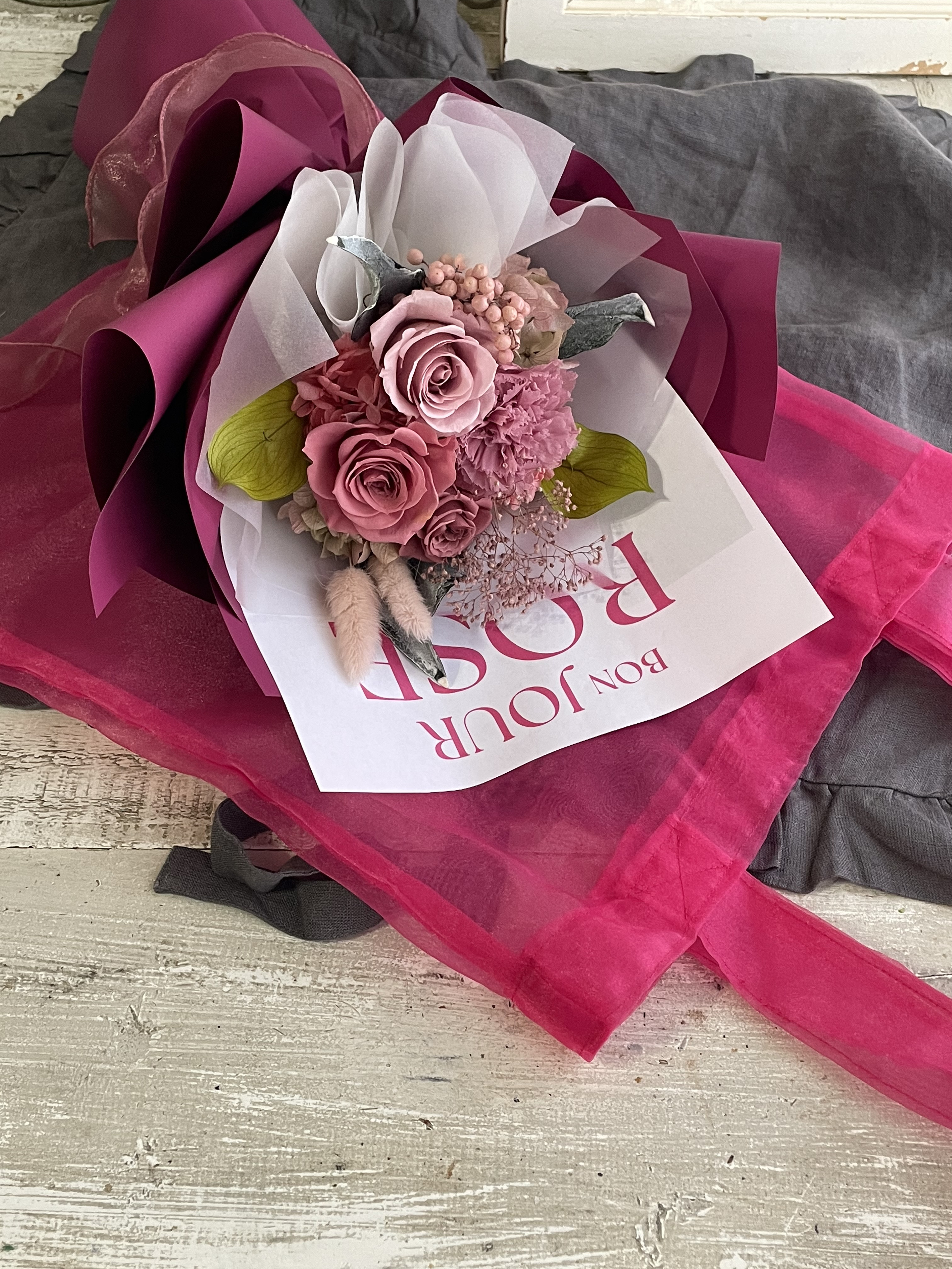 New「flower's&」バッグインブーケ  ビビットピンク　プリザーブド花束　推し活　母の日　韓国風ラッピング