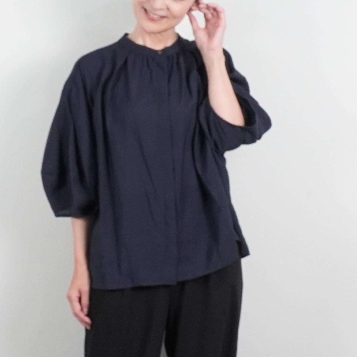 【春のブラウス】3色から選べる　接触冷感　ドルマンスリーブ　春の羽織り　さらっとした生地　ホワイト　グレー　ネイビ日本製