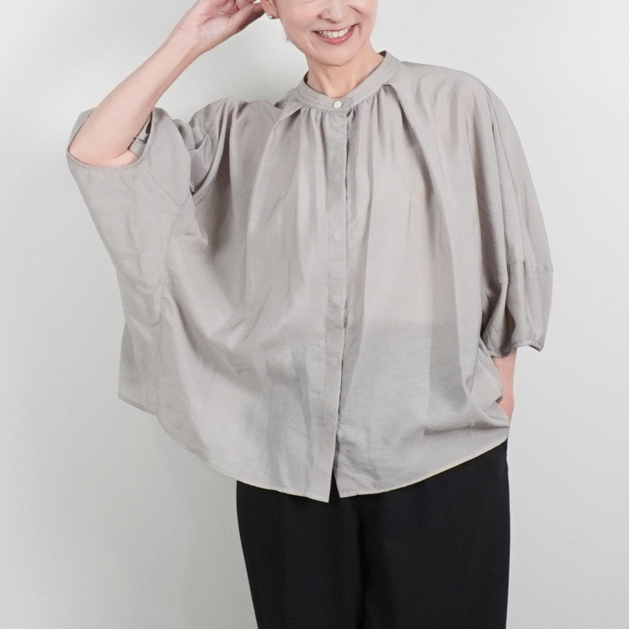 【春のブラウス】3色から選べる　接触冷感　ドルマンスリーブ　春の羽織り　さらっとした生地　ホワイト　グレー　ネイビ日本製