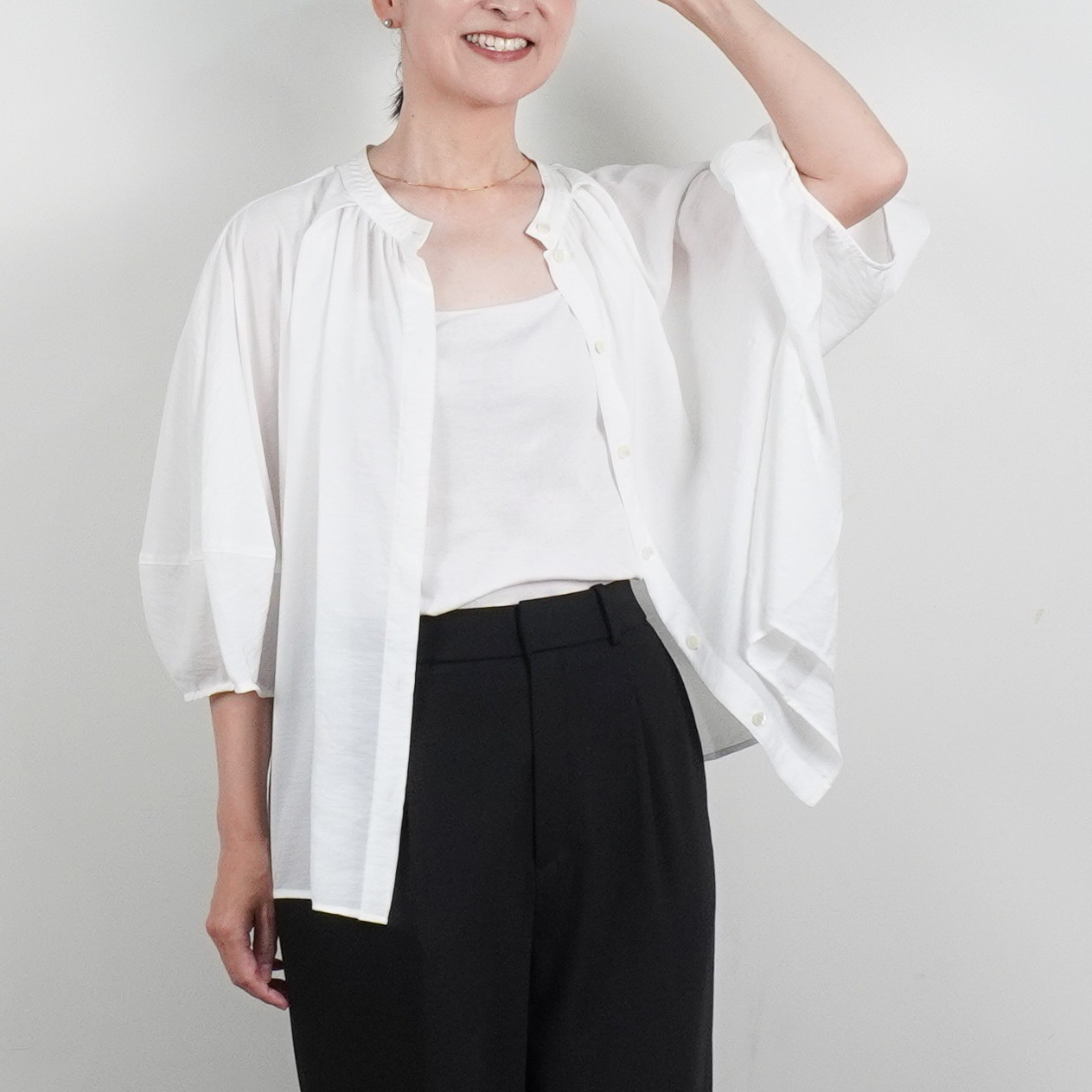 【春のブラウス】3色から選べる　接触冷感　ドルマンスリーブ　春の羽織り　さらっとした生地　ホワイト　グレー　ネイビ日本製