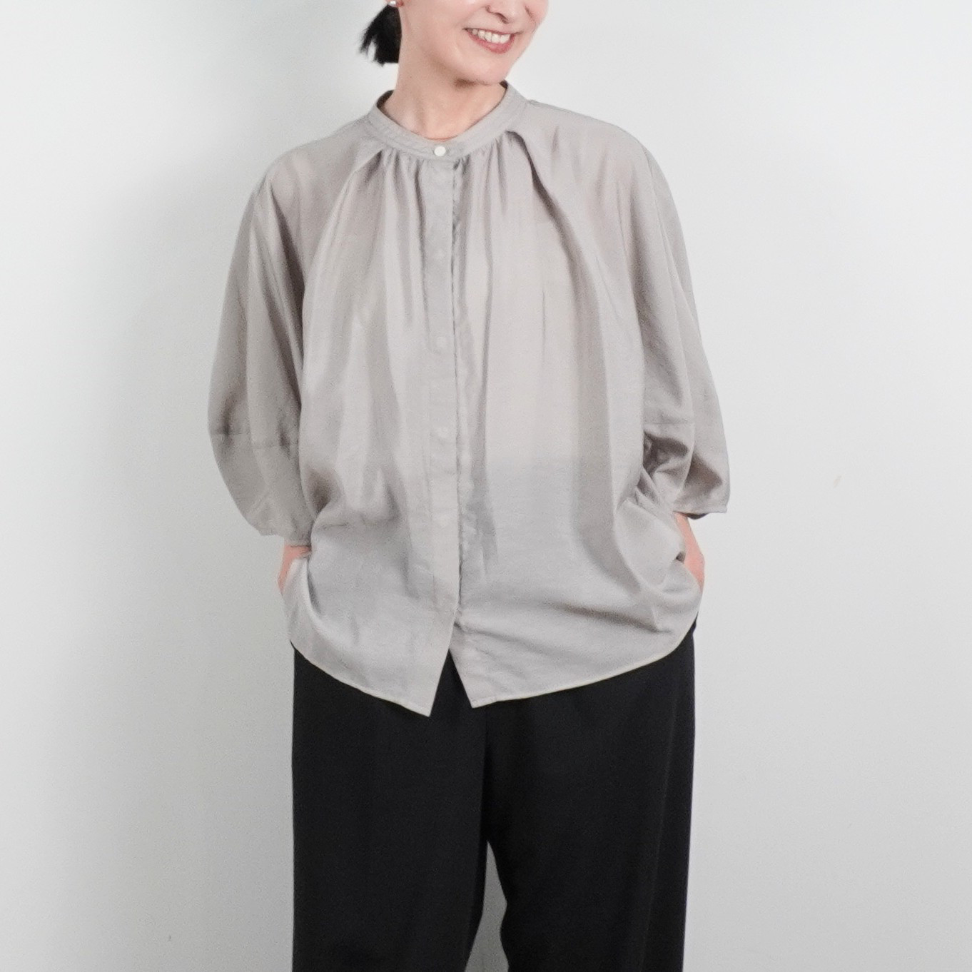 【春のブラウス】3色から選べる　接触冷感　ドルマンスリーブ　春の羽織り　さらっとした生地　ホワイト　グレー　ネイビ日本製