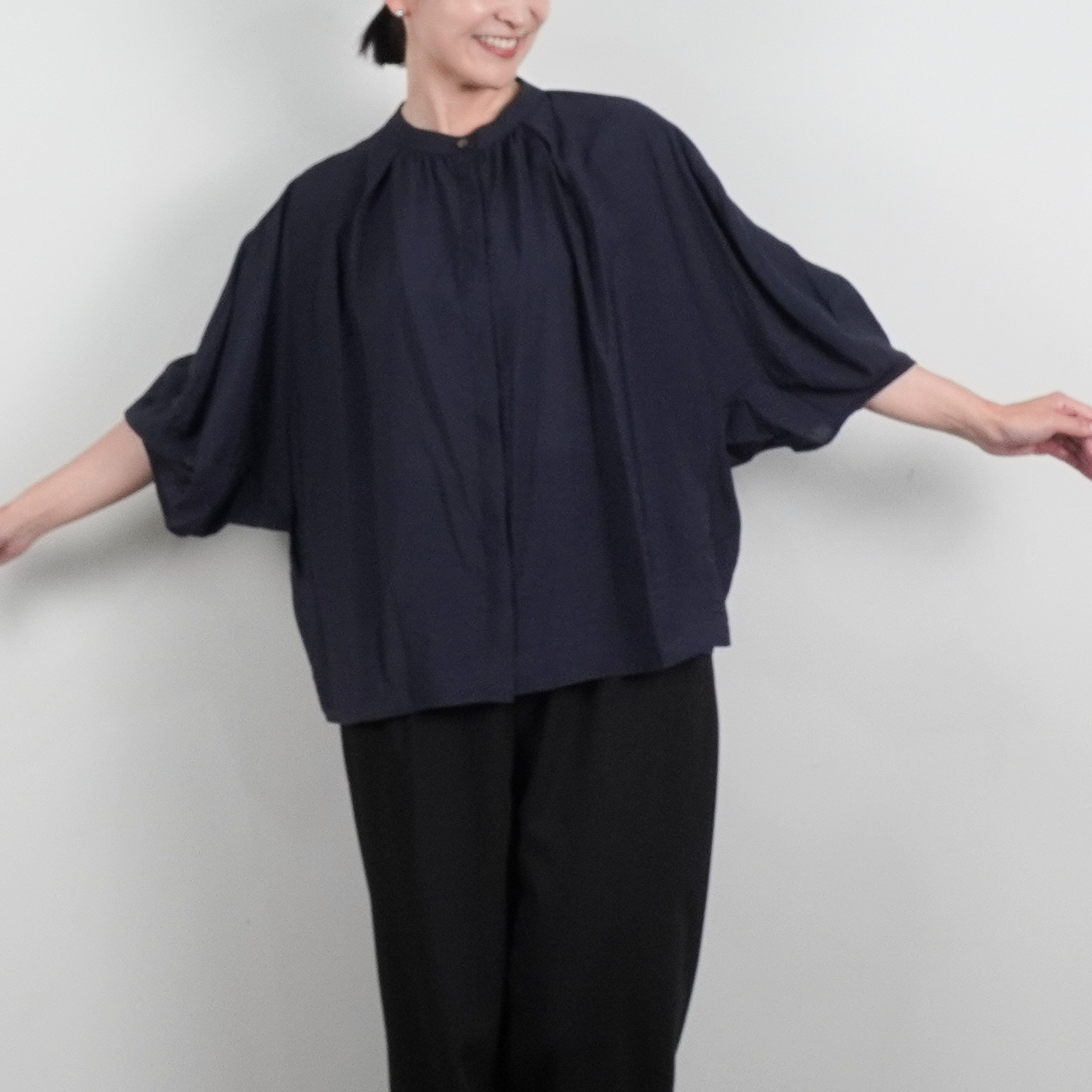 【春のブラウス】3色から選べる　接触冷感　ドルマンスリーブ　春の羽織り　さらっとした生地　ホワイト　グレー　ネイビ日本製