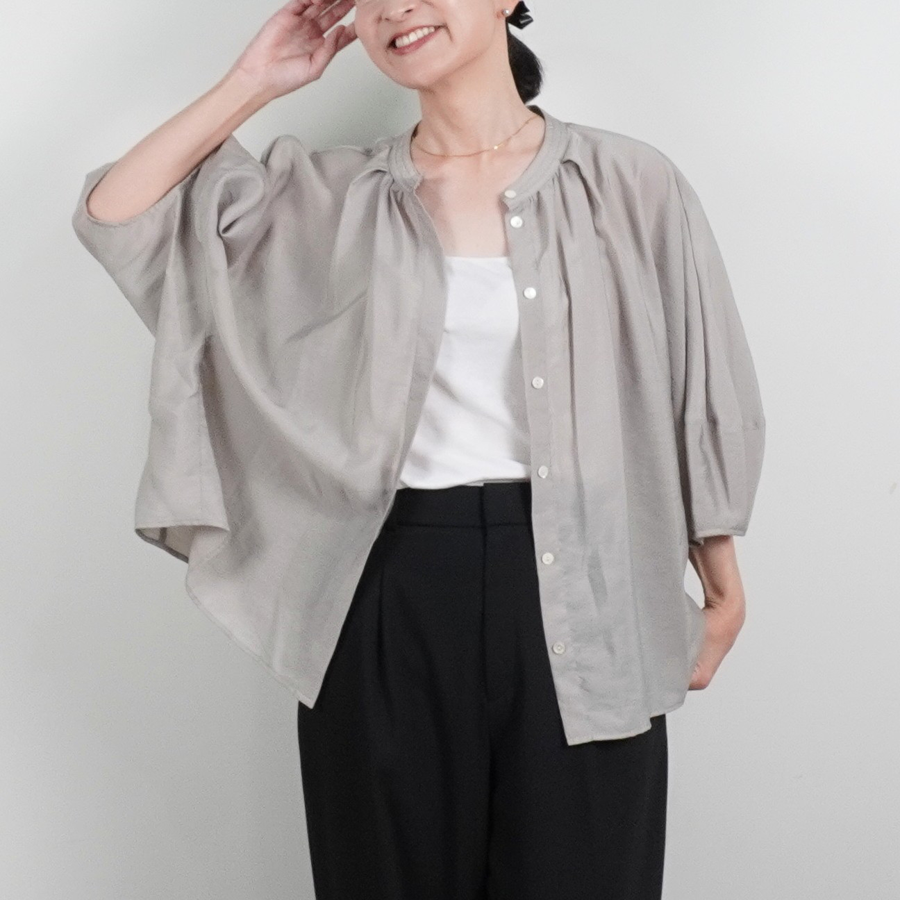 【春のブラウス】3色から選べる　接触冷感　ドルマンスリーブ　春の羽織り　さらっとした生地　ホワイト　グレー　ネイビ日本製