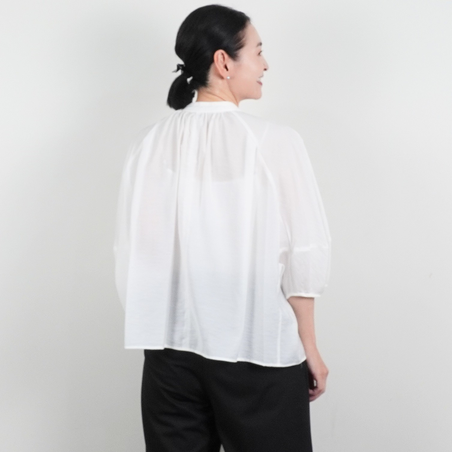 【春のブラウス】3色から選べる　接触冷感　ドルマンスリーブ　春の羽織り　さらっとした生地　ホワイト　グレー　ネイビ日本製