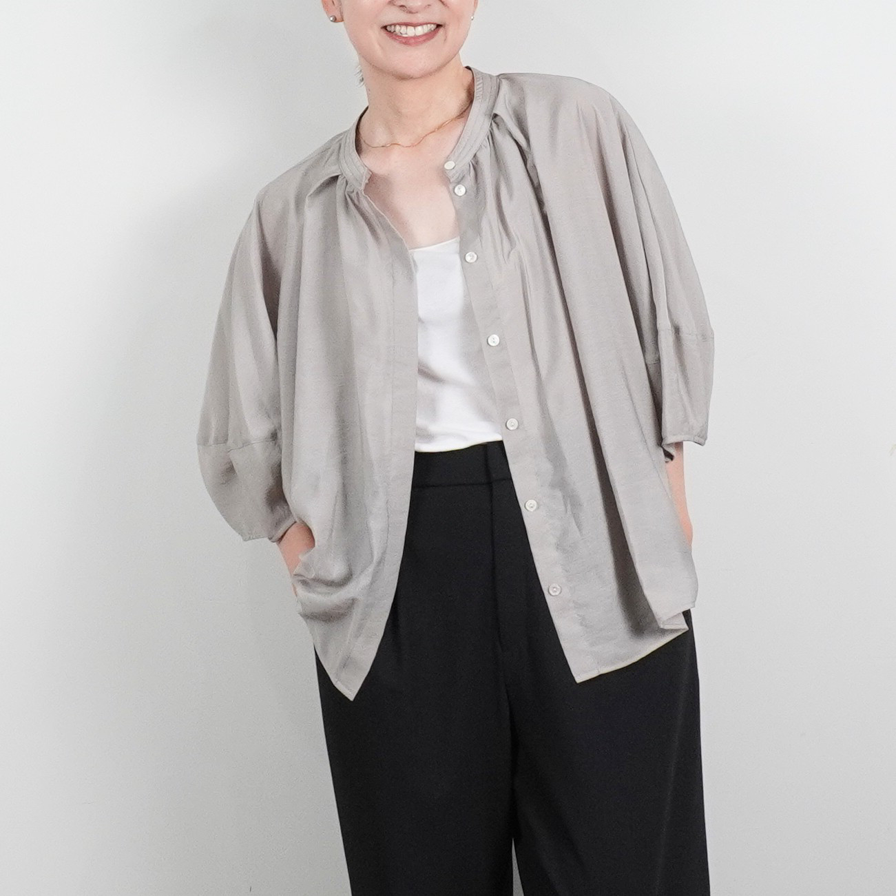 【春のブラウス】3色から選べる　接触冷感　ドルマンスリーブ　春の羽織り　さらっとした生地　ホワイト　グレー　ネイビ日本製