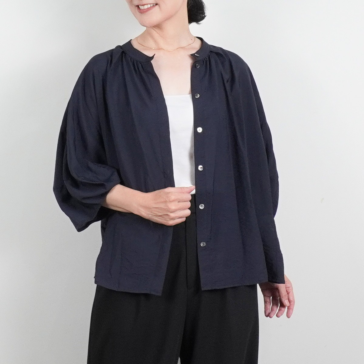 【春のブラウス】3色から選べる　接触冷感　ドルマンスリーブ　春の羽織り　さらっとした生地　ホワイト　グレー　ネイビ日本製