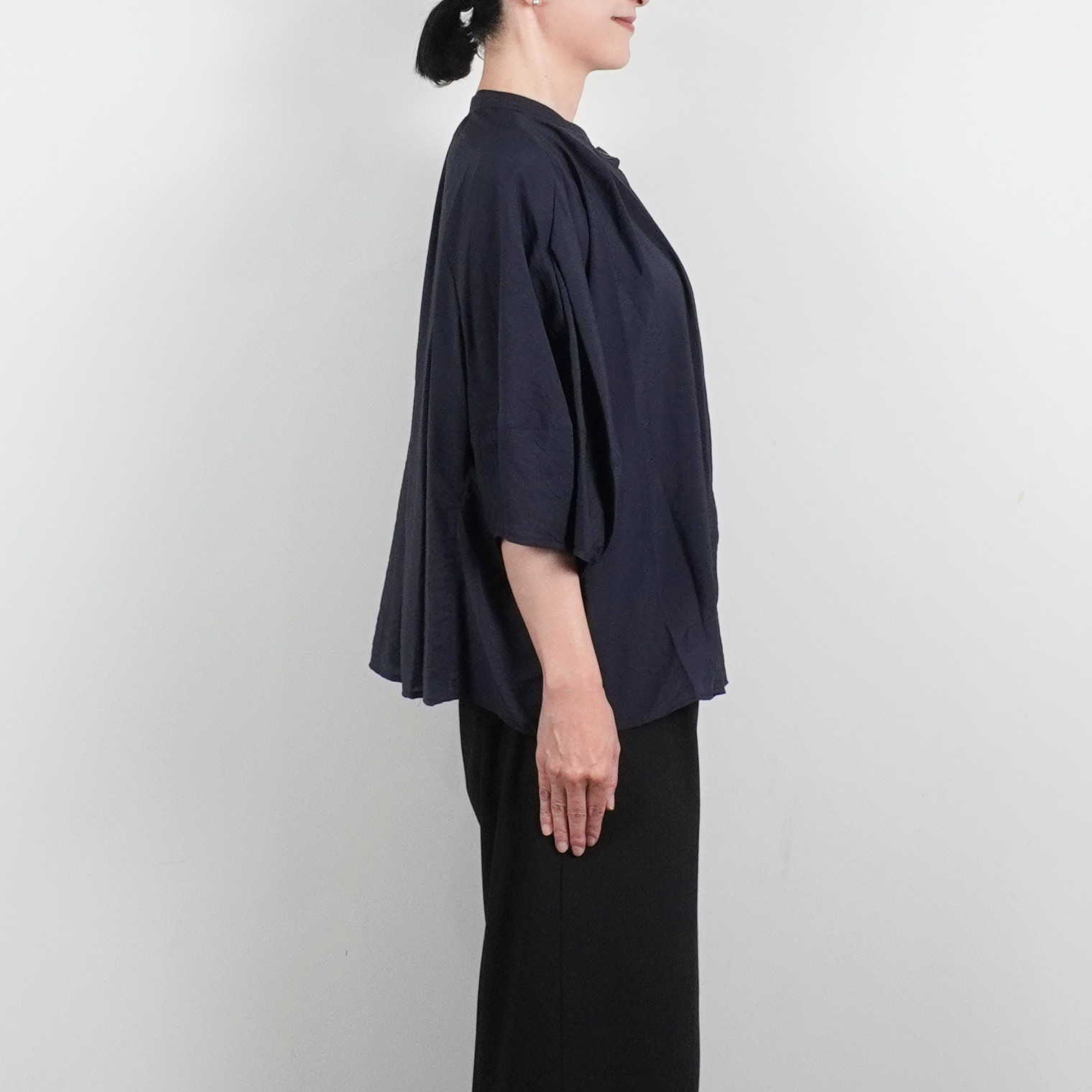 【春のブラウス】3色から選べる　接触冷感　ドルマンスリーブ　春の羽織り　さらっとした生地　ホワイト　グレー　ネイビ日本製