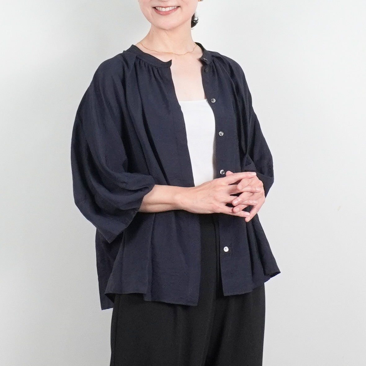 【春のブラウス】3色から選べる　接触冷感　ドルマンスリーブ　春の羽織り　さらっとした生地　ホワイト　グレー　ネイビ日本製