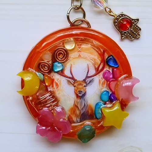 オルゴナイト キーホルダー バッグチャーム レジン オレンジ 鹿 お守り