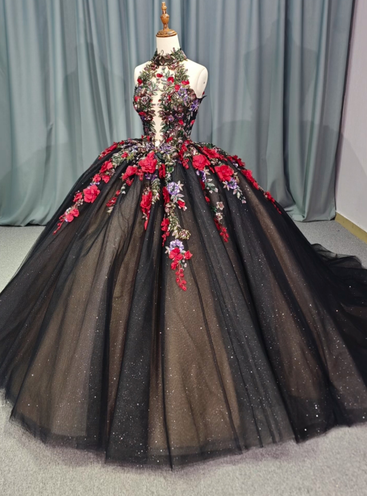 見逃さない　ホルターネック　カラフル　カラードレス　王道派　たっぷりな花飾り　フラワー　上品美品　黒チュール前撮りお呼ば