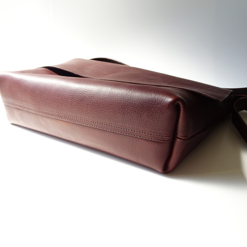 高級レザーをふんだんに使ったフラップショルダーバッグ A4