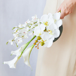 胡蝶蘭とカラーのモダンな白いブーケ】ウエディングブーケ、前撮り