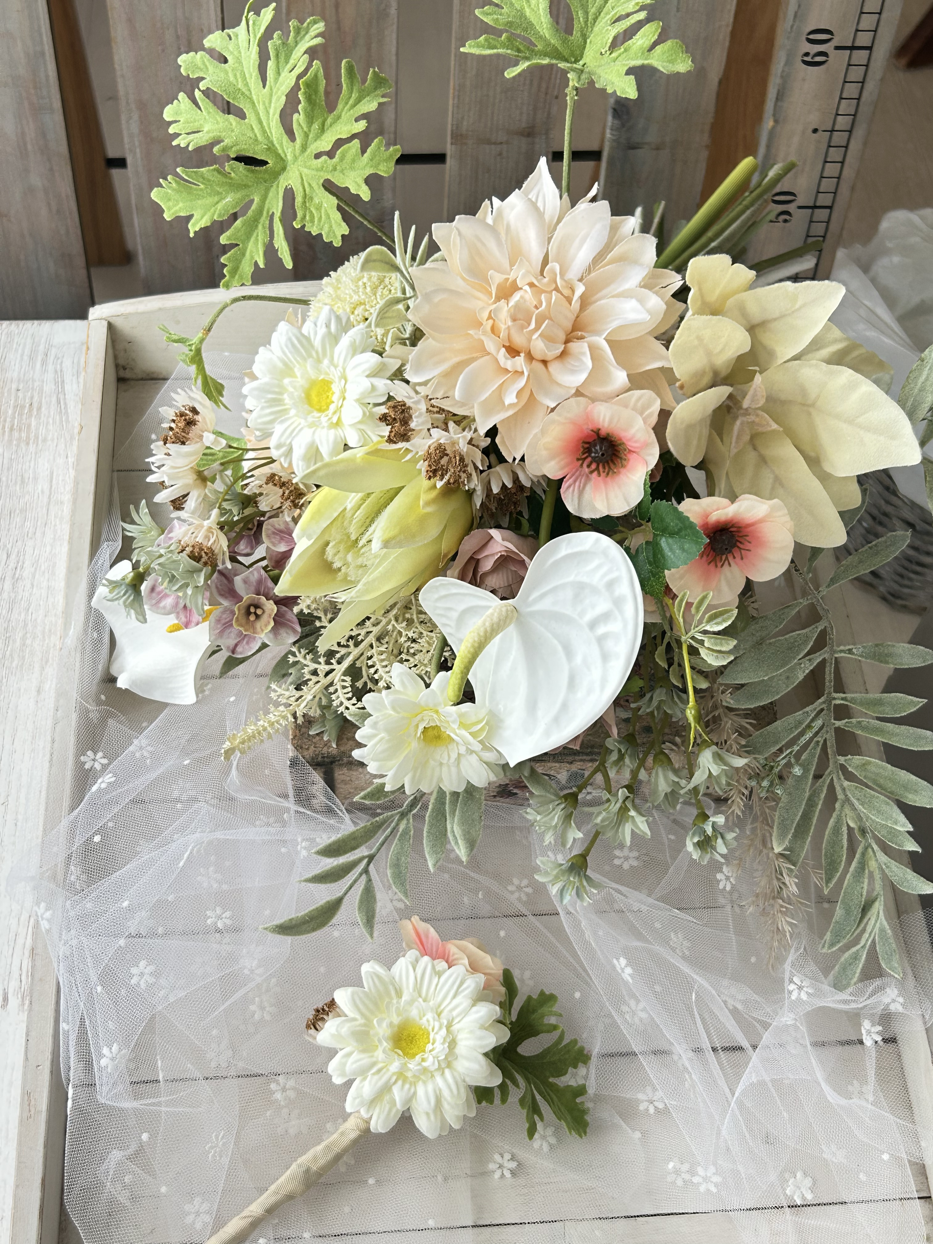 【ウェディングブーケ】新郎様ブートニア付き　クラッチ　ブーケ　１０種類のお花のブーケ　ナチュラルブーケ　ホワイト