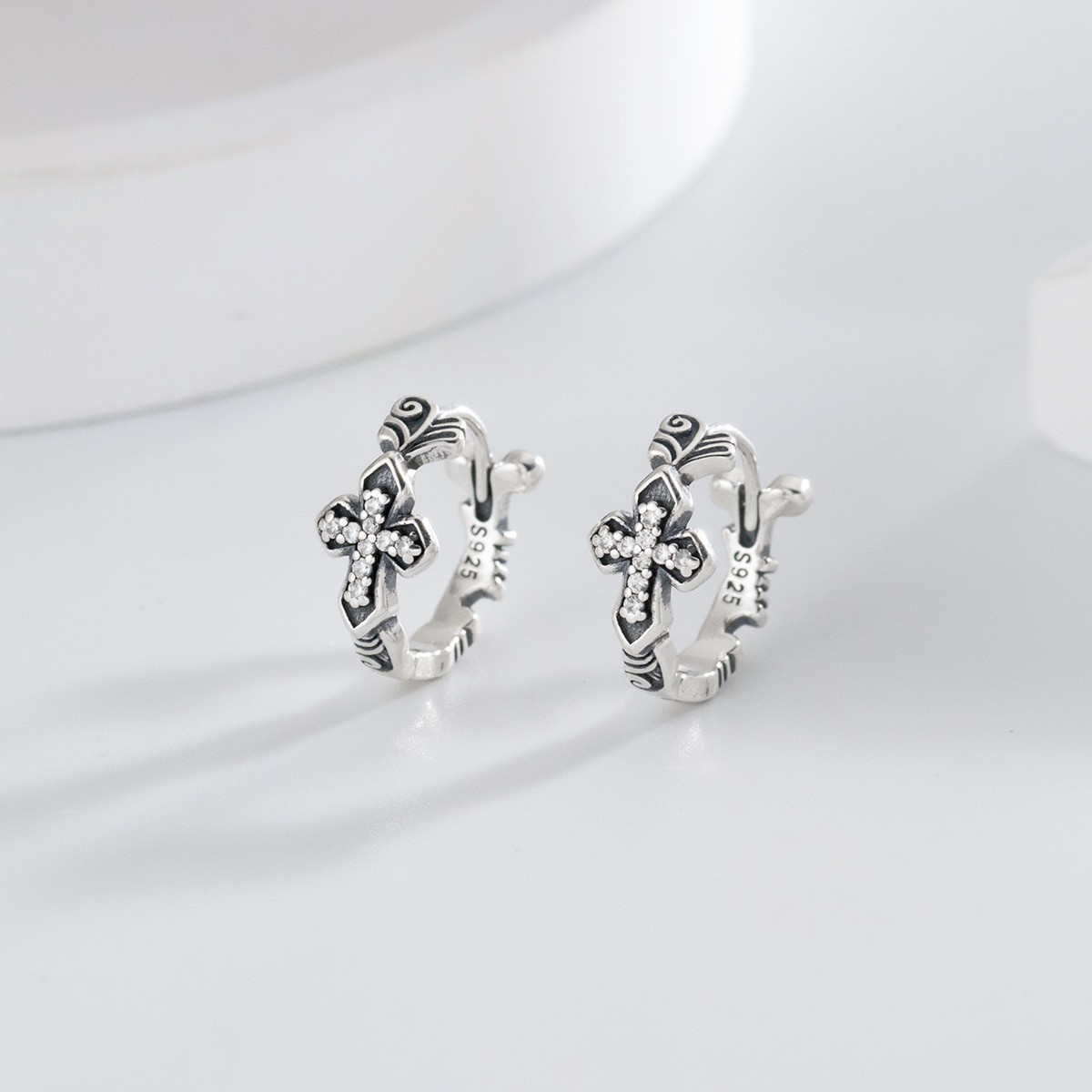 シルバー925  小ぶり　燻し　レトロ　クロス　フープピアス　つけっぱなし　小さめ　金属アレルギー対応  セカンドピアス