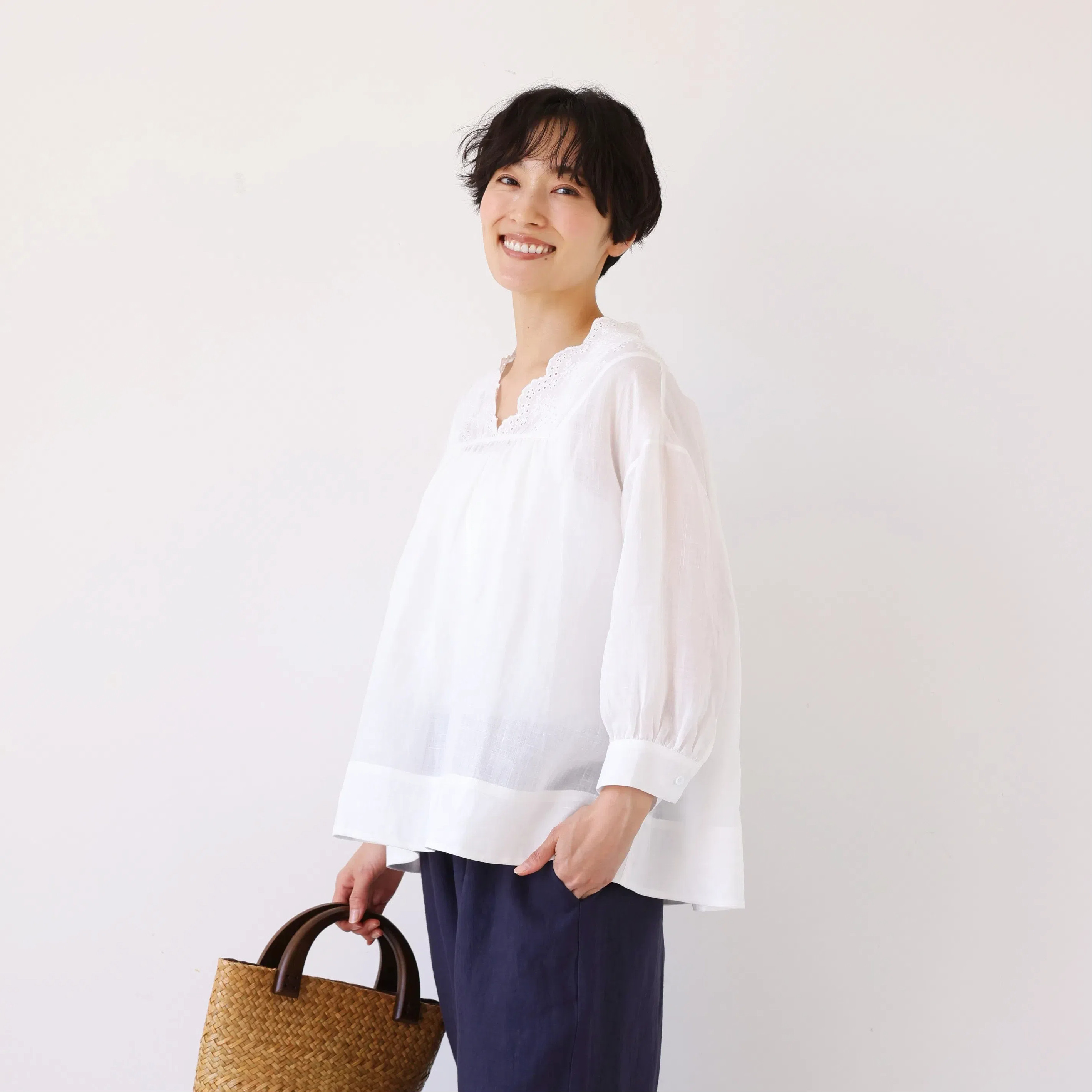 シンプルなのに差がつく一枚  ラミーブラウス　Vネック　刺繍レース　7分袖　ホワイト　250715-1