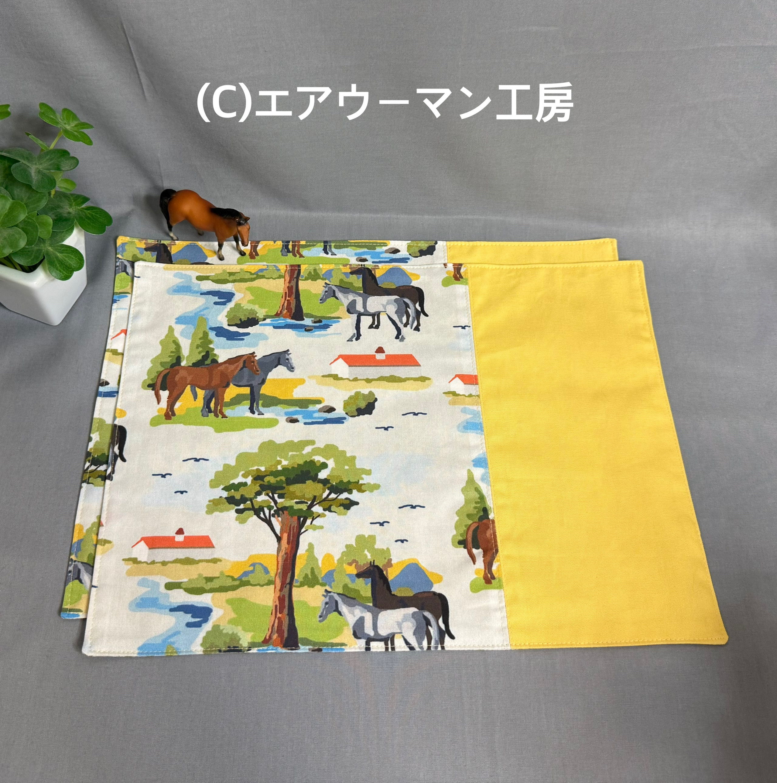牧場の馬たちの柄の輸入生地と国産コットンで作ったランチョンマットのセット（２枚）