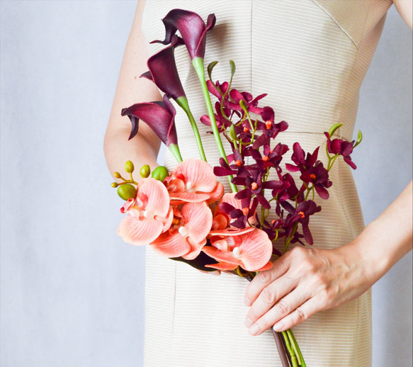 胡蝶蘭とカラーのモダンな秋冬ブーケ】ウエディングブーケ、縦長ブーケ