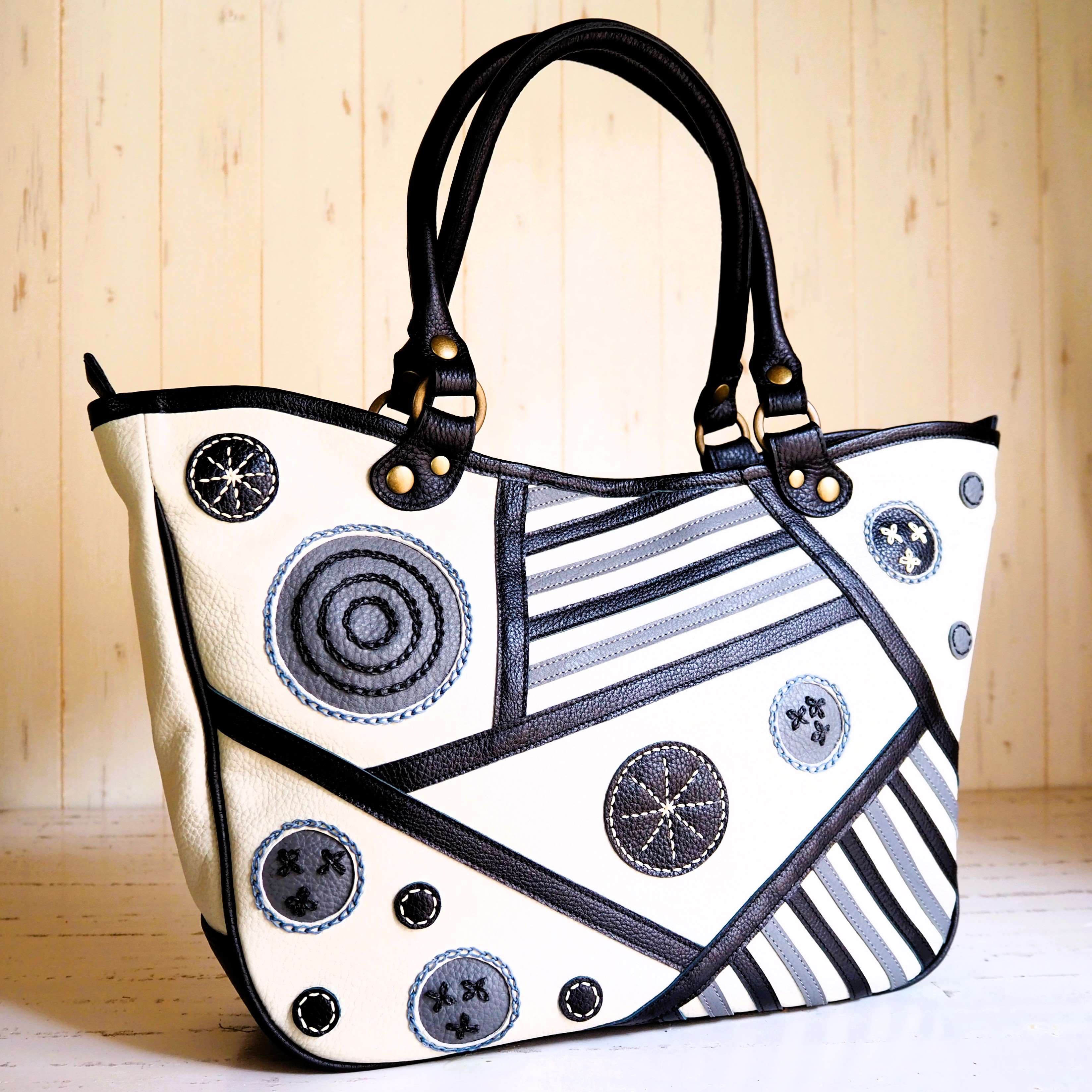 新作・一点ものトートバッグ・モノクロ・本革・手縫い・A4サイズ・即納