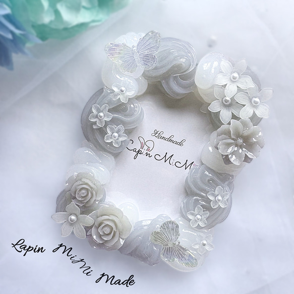 グレー × クリア ホイップデコ 硬質トレカケース B8 白 花 蝶 薔薇