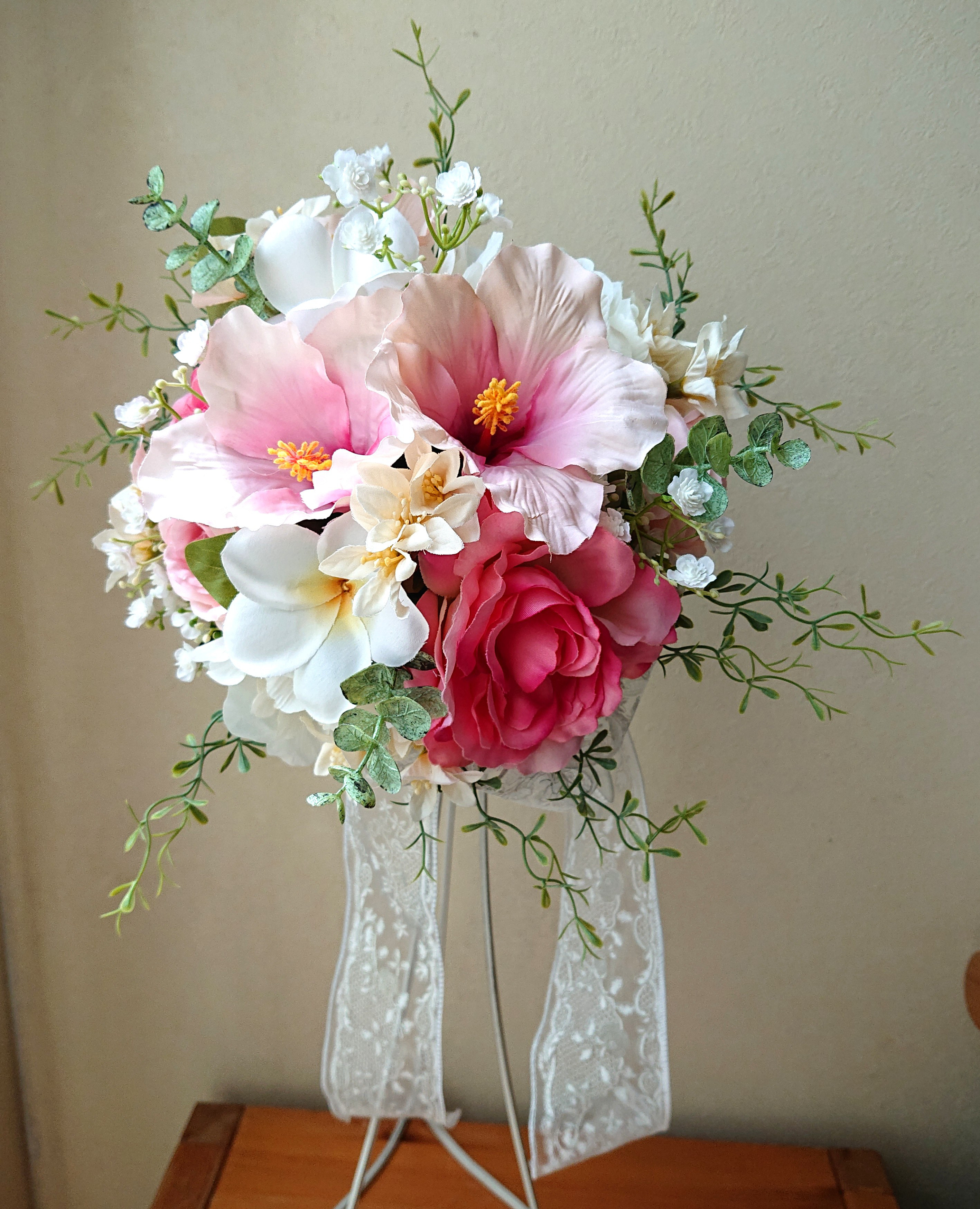ピンクのハイビスカスのクラッチブーケ♪ブートニア付き♪生花みたいに綺麗な造花です♪高品質なのに安い