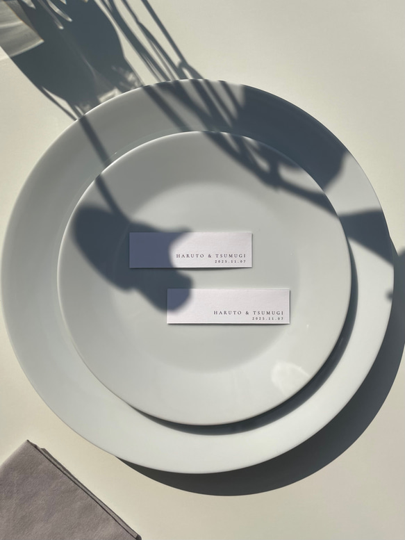 席札｜影 – kage（1枚 50円）  二つの名前のかたちが重なり合う、細長の平置き席札 2枚目の画像