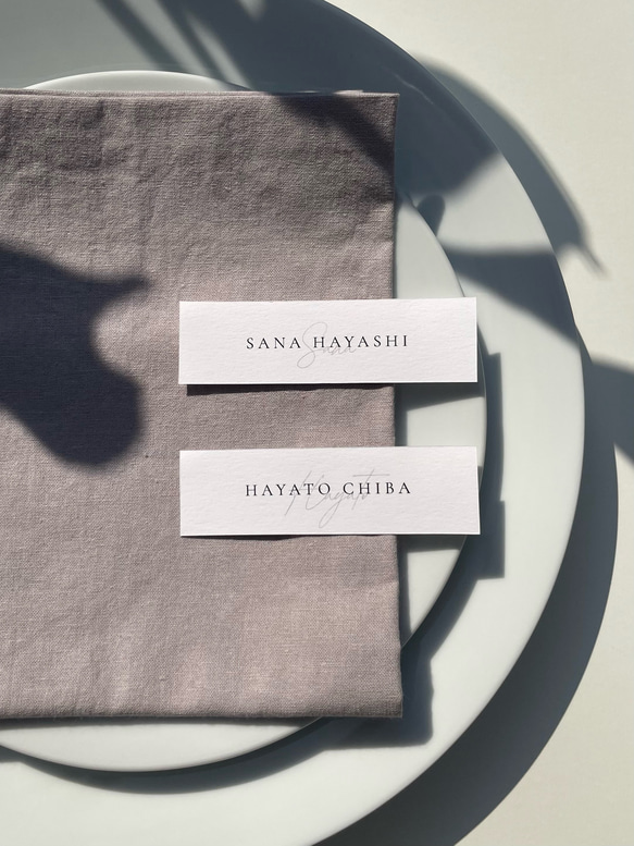 席札｜影 – kage（1枚 50円）  二つの名前のかたちが重なり合う、細長の平置き席札 1枚目の画像