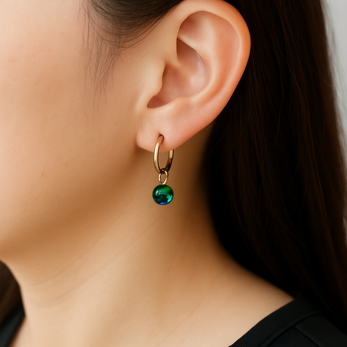 天然琥珀・バルティックアンバーのクラック入りスフィア(球体)ピアス