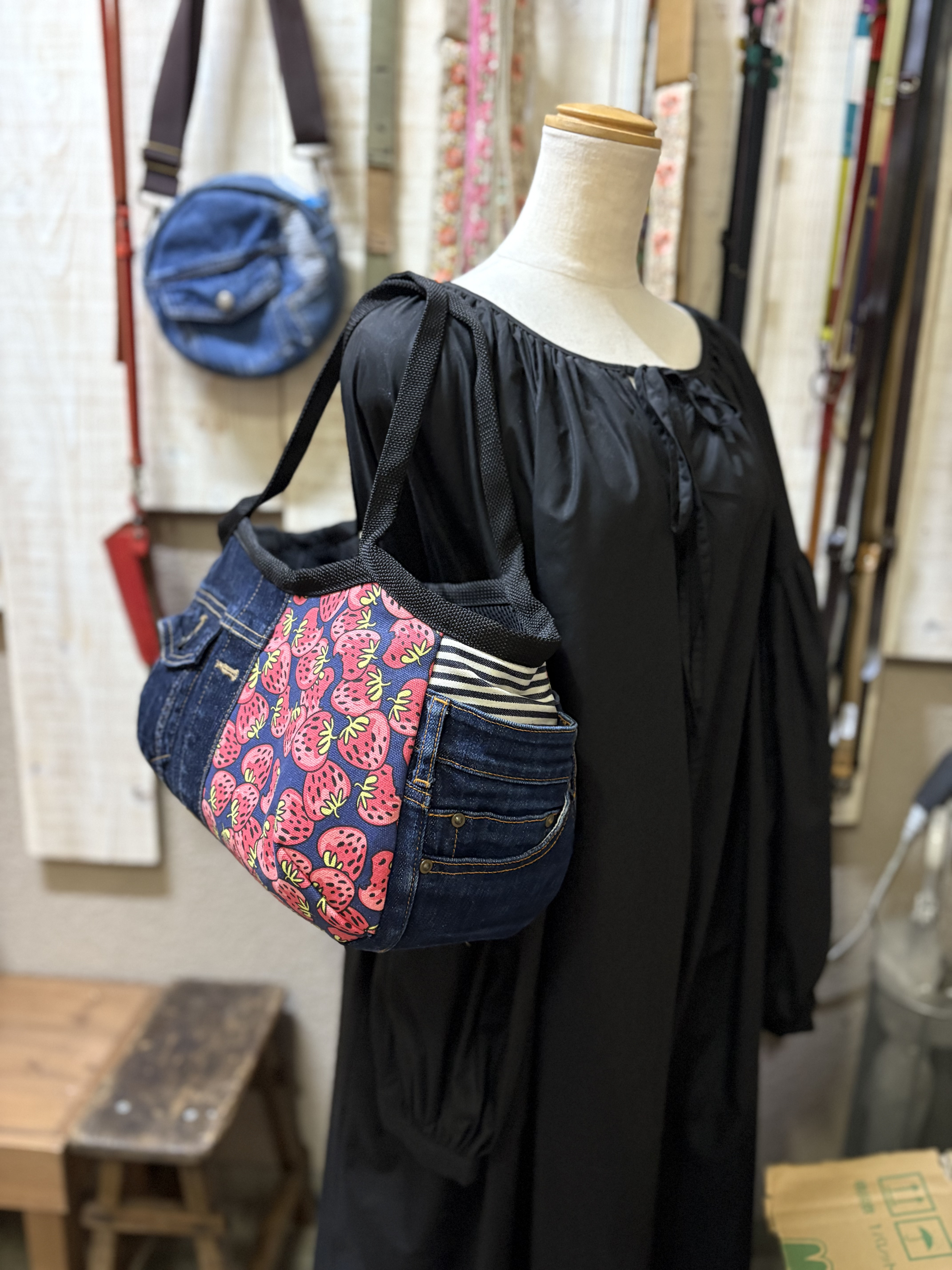 802 ✿ いちご ✿　花柄デニムリメイクバック　ハンドメイド2点 802 ✿ いちご ✿様専用 花柄デニムリメイクバック ハンドメイド2点