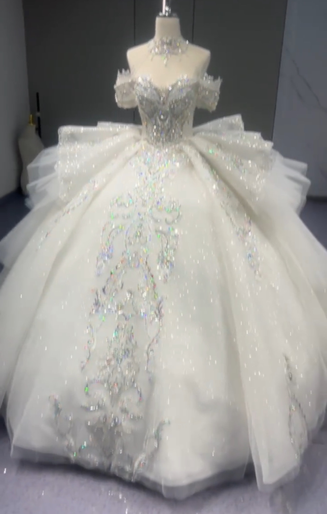 輝く光彩を放つ　オフショルダー　ホルターネック　キラキラ　ラッフルスカート　二の腕を隠せる　Princessブライダル