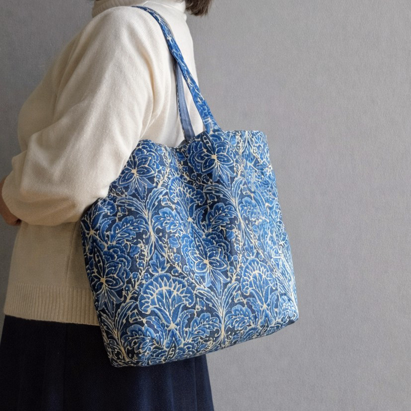 ビンテージブルーのボタニカルトートバッグ// イギリス生地　花柄　ブルー　ダマスク柄　ヨーロッパ生地　ノスタルジア