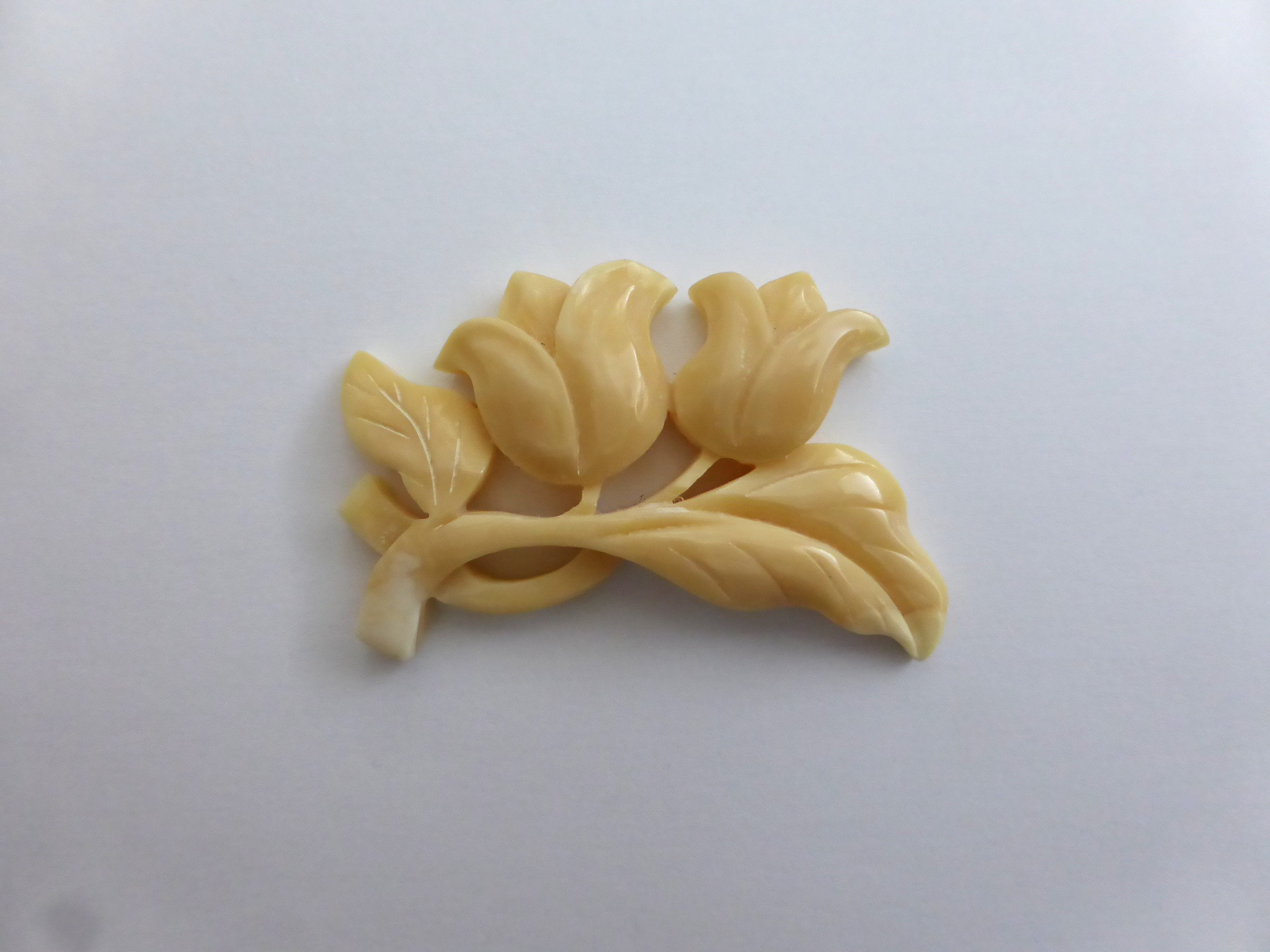 マッコウ鯨歯のオーナメント「チューリップ」