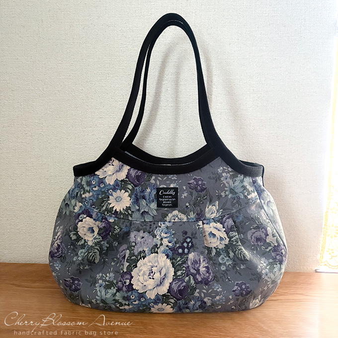 ヨーク切り替えのあるグラニーバッグ（ファスナーポケット付き）＊ Yuwaフラワープリント ＊ BlueGray