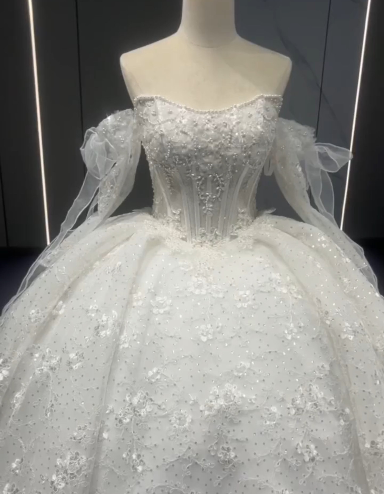 3ways上品なウェディングドレス　ホワイト　取り外し可能オフショルダー　2の腕を隠せる　お花柄編み上げチョーカー前撮り