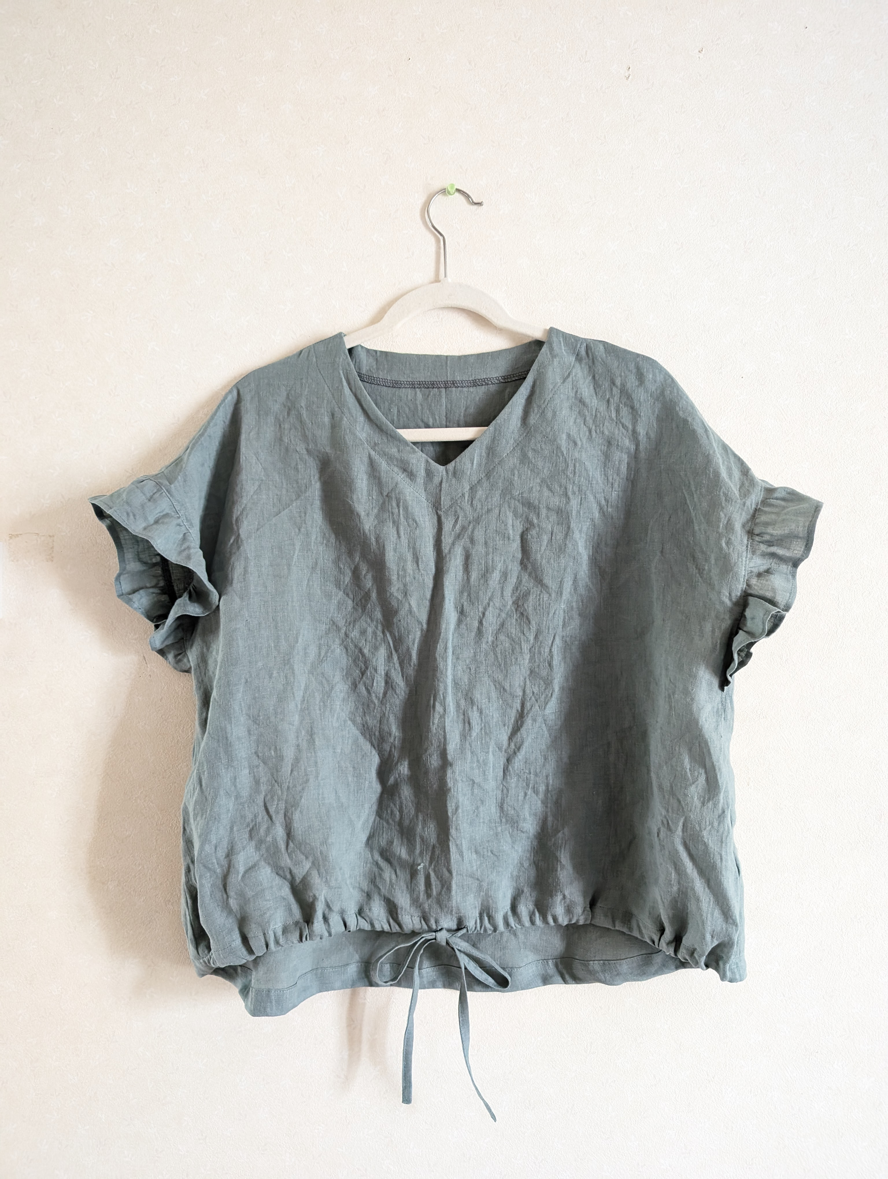 1枚で決まる！くすみグリーンリネンのフリル袖ドロストブラウス☆セージ色リネン100%☆